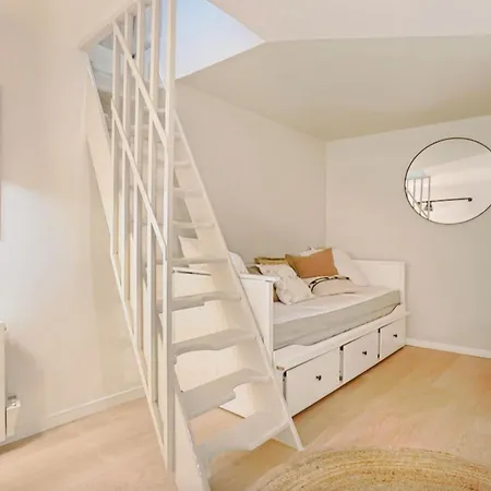 Ideally Located In 15 Parigi