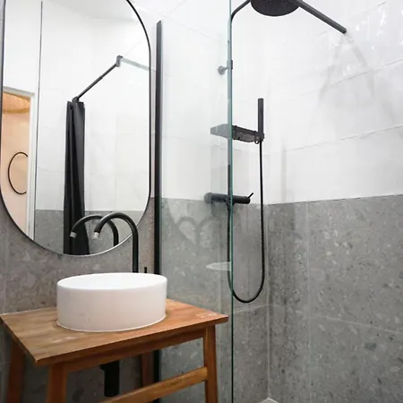 Appartamento Ideally Located In 15 *