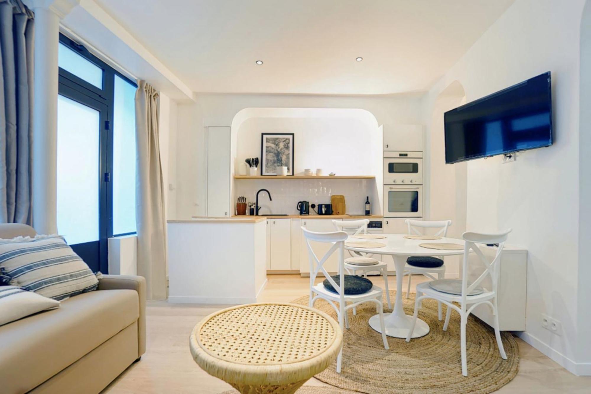 Ideally Located In 15 Apartment